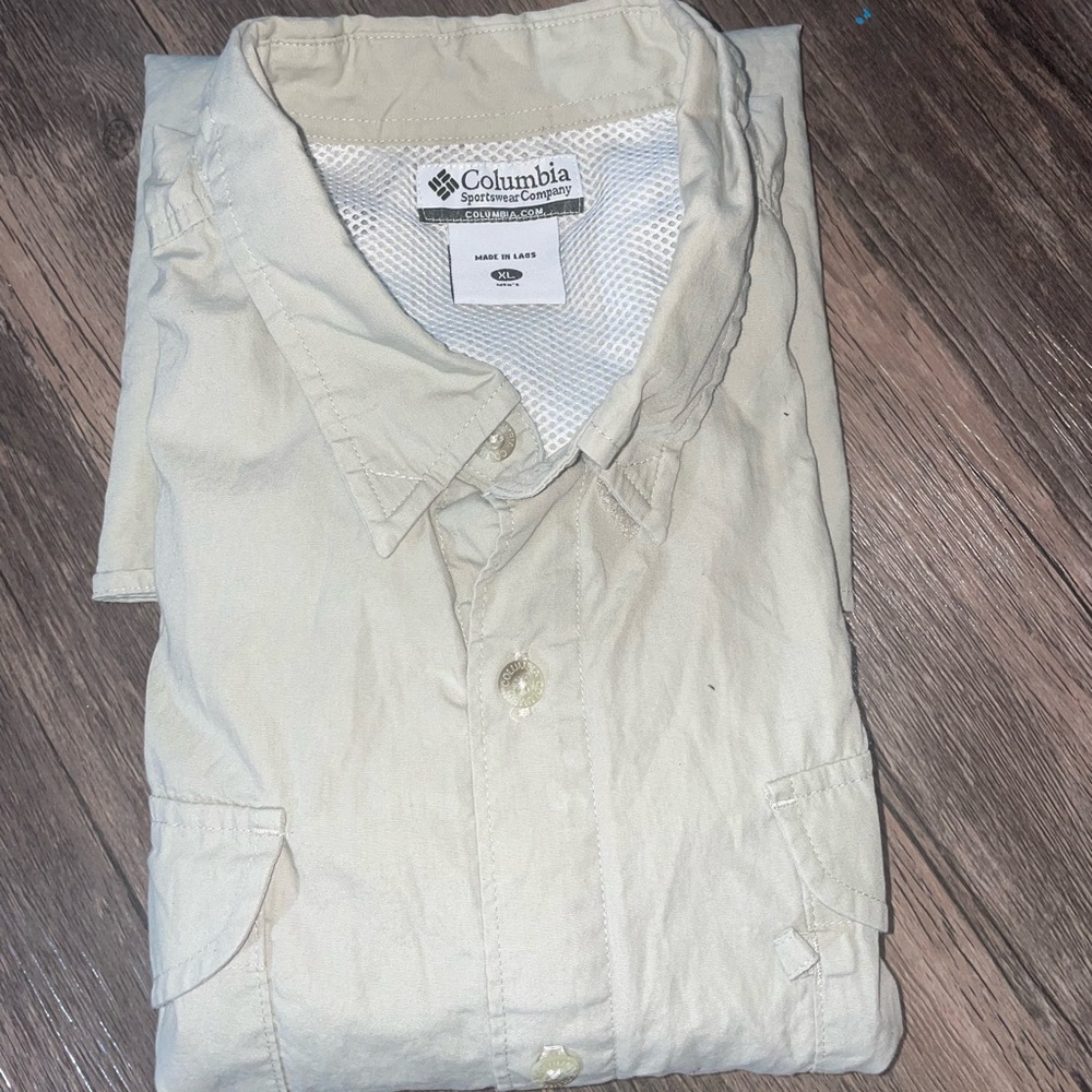 Columbia Kaki fishing shirt with windflap in back